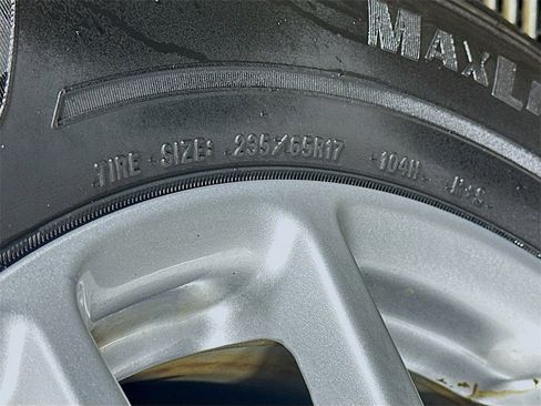 Used 2023 Chrysler Voyager LX image 30