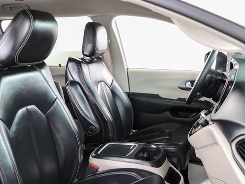 Used 2023 Chrysler Pacifica Touring-L FWD image 27