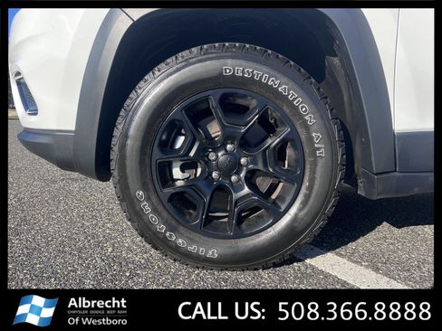 Used 2022 Jeep Cherokee Latitude w/ Sun & Sound Group image 32