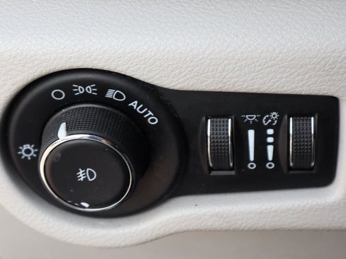 Used 2021 Chrysler Pacifica Touring-L image 23