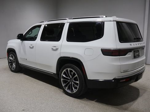 Used 2023 Jeep Wagoneer Series III w/ Premium Group I AWD/4WD image 4