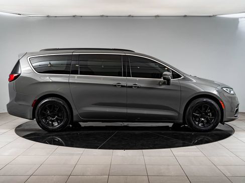 Used 2022 Chrysler Pacifica Touring-L FWD image 11