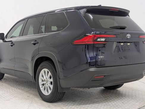 Used 2024 Toyota Grand Highlander XLE image 3