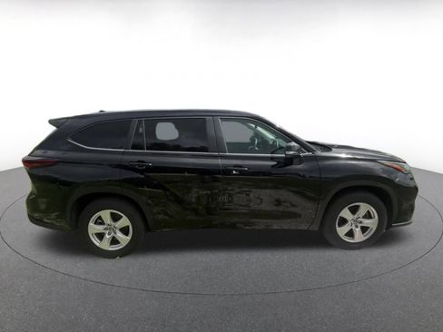 Used 2025 Toyota Highlander LE FWD image 16