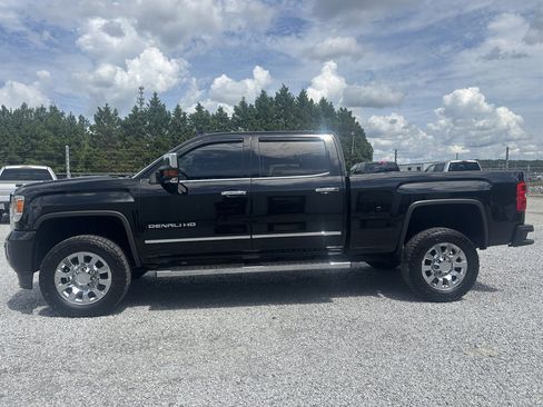 Used 2016 GMC Sierra 2500 Denali w/ Duramax Plus Package AWD/4WD image 8