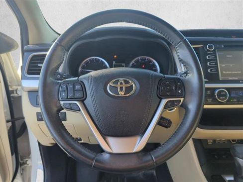 Used 2019 Toyota Highlander XLE FWD image 12