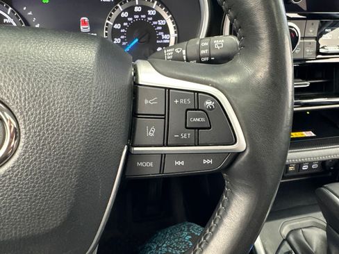 Used 2023 Toyota Highlander XLE AWD/4WD image 22