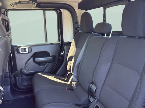 Used 2023 Jeep Gladiator Sport AWD/4WD image 15