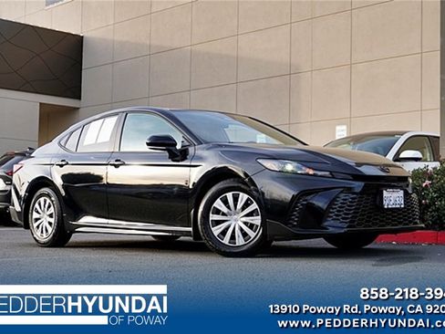 Used 2025 Toyota Camry SE image 1