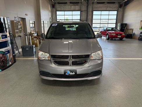 Used 2013 Dodge Grand Caravan SXT w/ Rear Park Assist Pkg FWD image 3