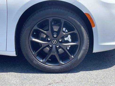Used 2025 Chrysler Pacifica Limited FWD image 10