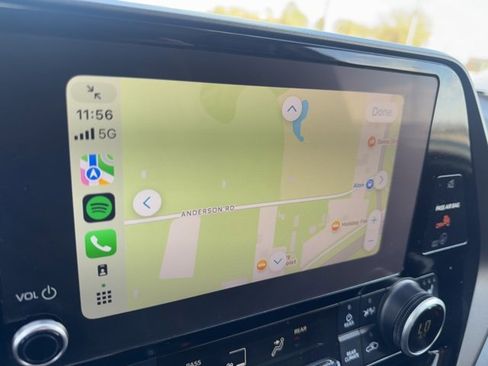 Used 2024 Toyota Highlander XLE image 3