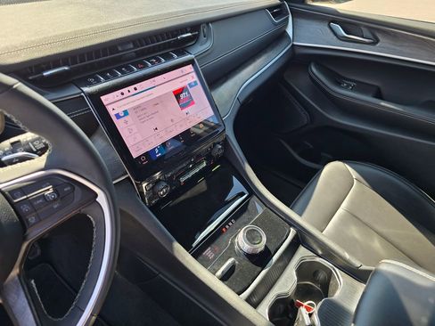 Used 2025 Jeep Grand Cherokee Limited image 18