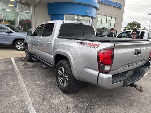 Used 2018 Toyota Tacoma TRD Sport image 7