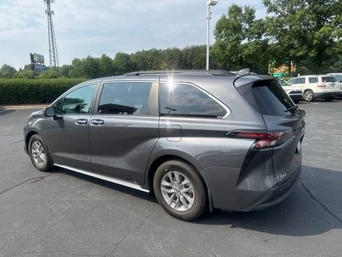 Used 2025 Toyota Sienna XLE w/ XLE Plus Package FWD image 4