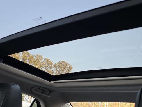 Used 2017 Chrysler 300 C image 32