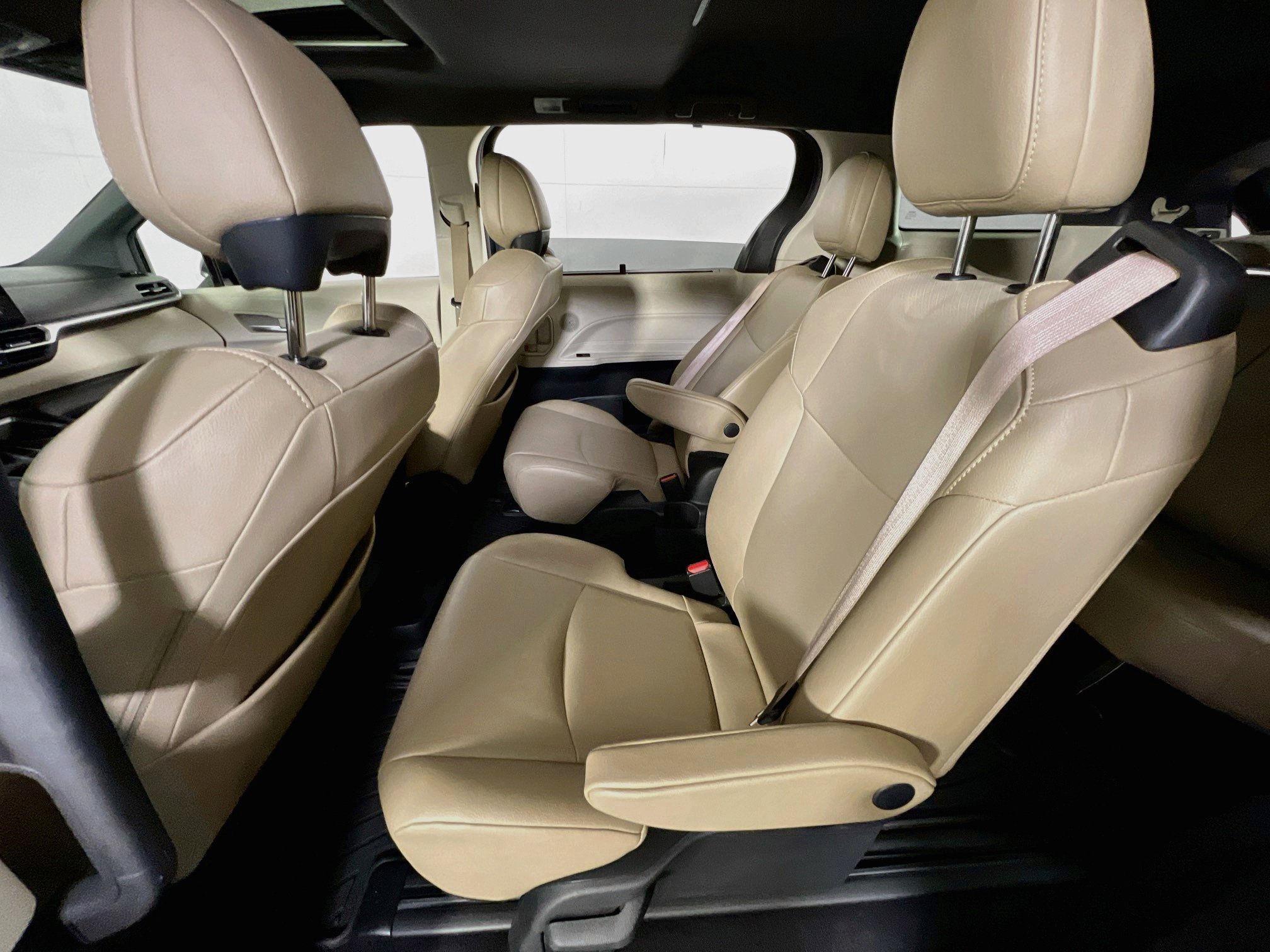 Used 2023 Toyota Sienna XLE FWD image 24