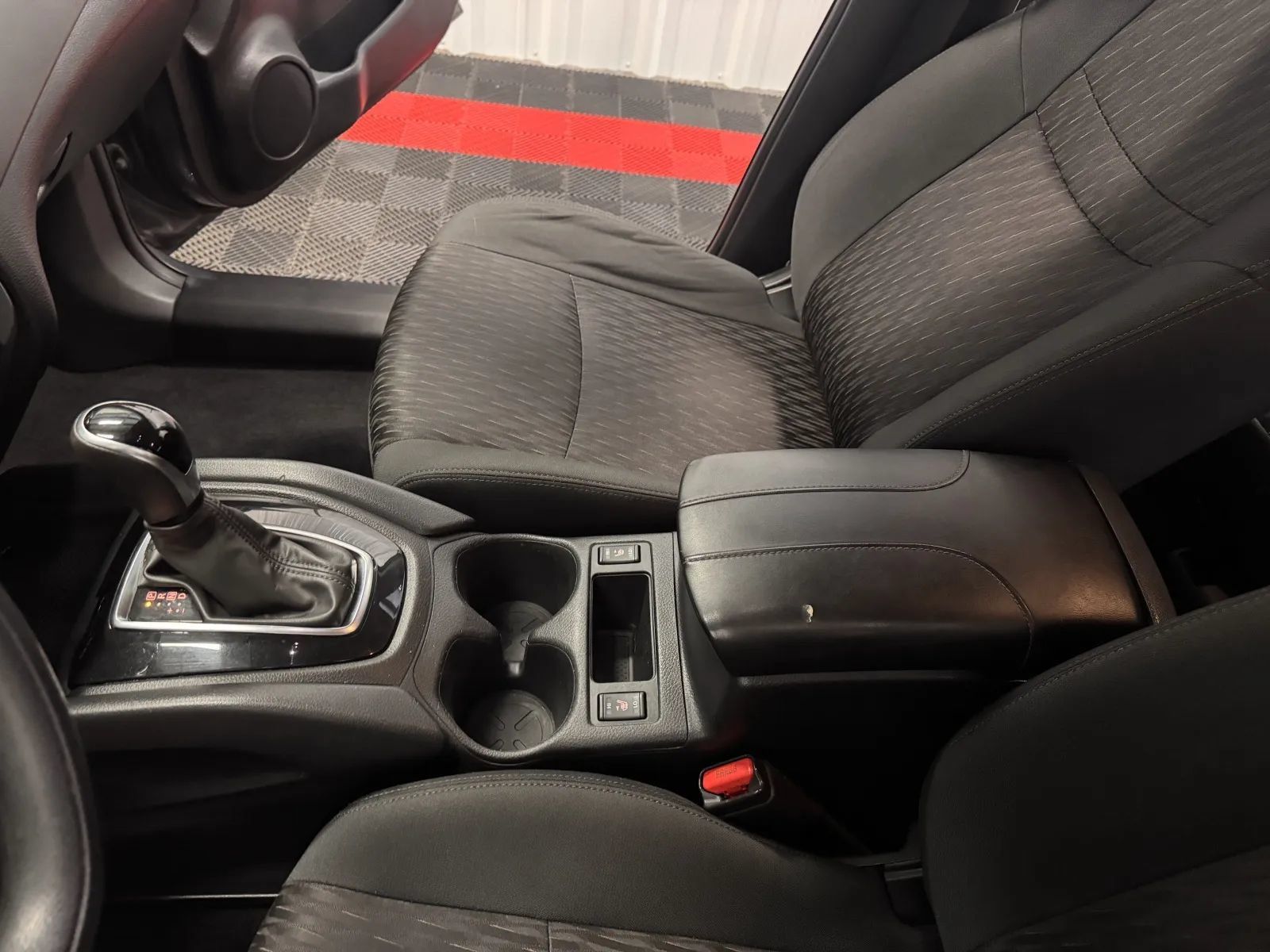 Used 2020 Nissan Rogue S FWD image 31