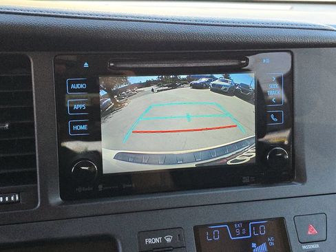Used 2017 Toyota Sienna SE Premium FWD image 30