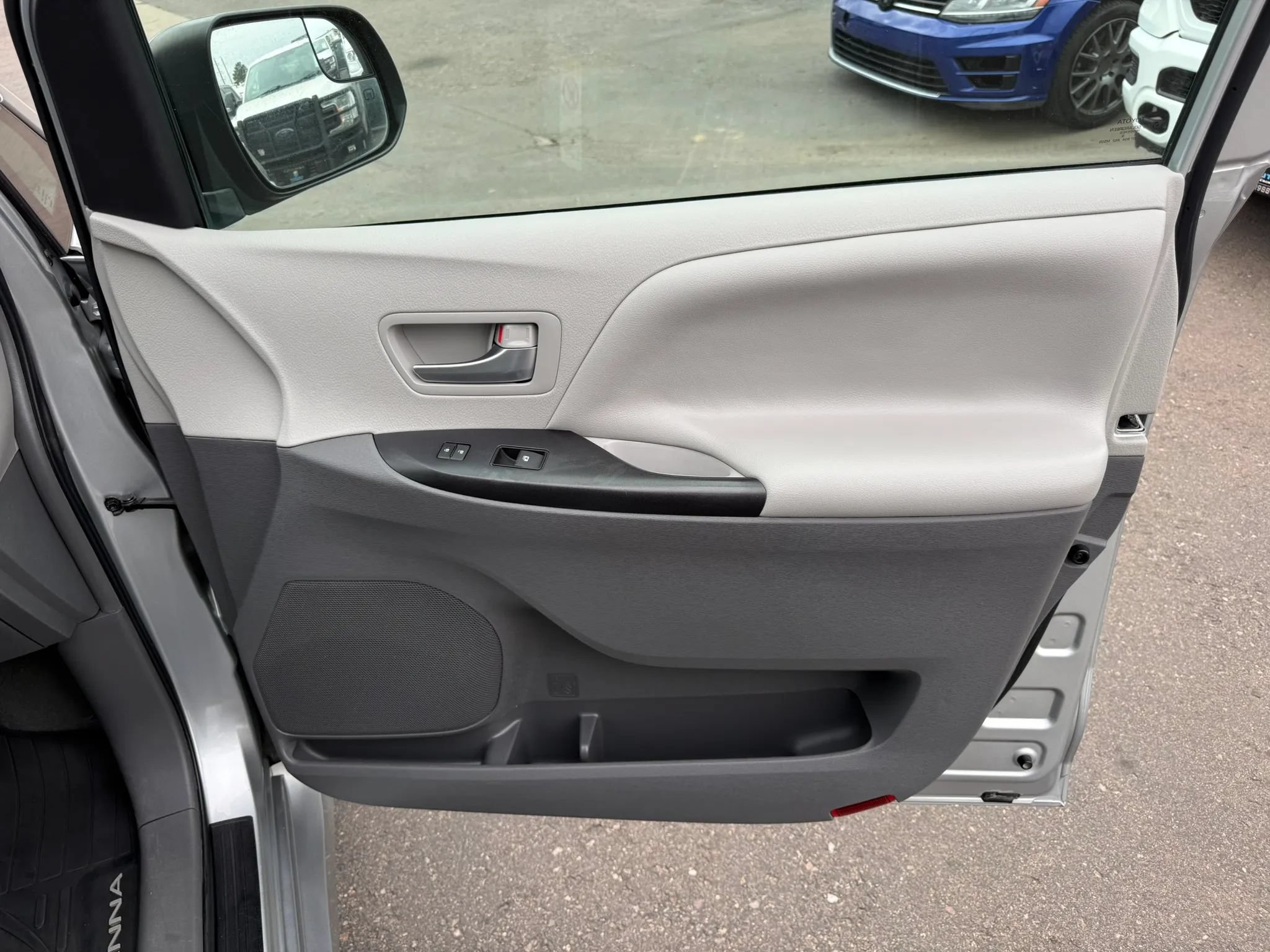 Used 2019 Toyota Sienna LE FWD image 28