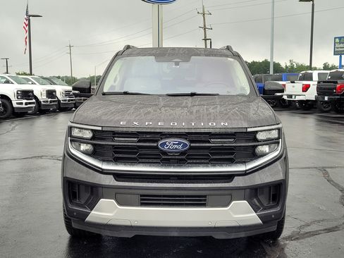 Used 2025 Ford Expedition Platinum w/ Driver's Package AWD/4WD image 9
