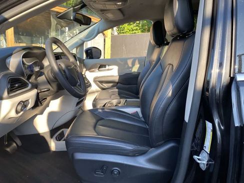 Used 2024 Chrysler Pacifica Limited FWD image 12