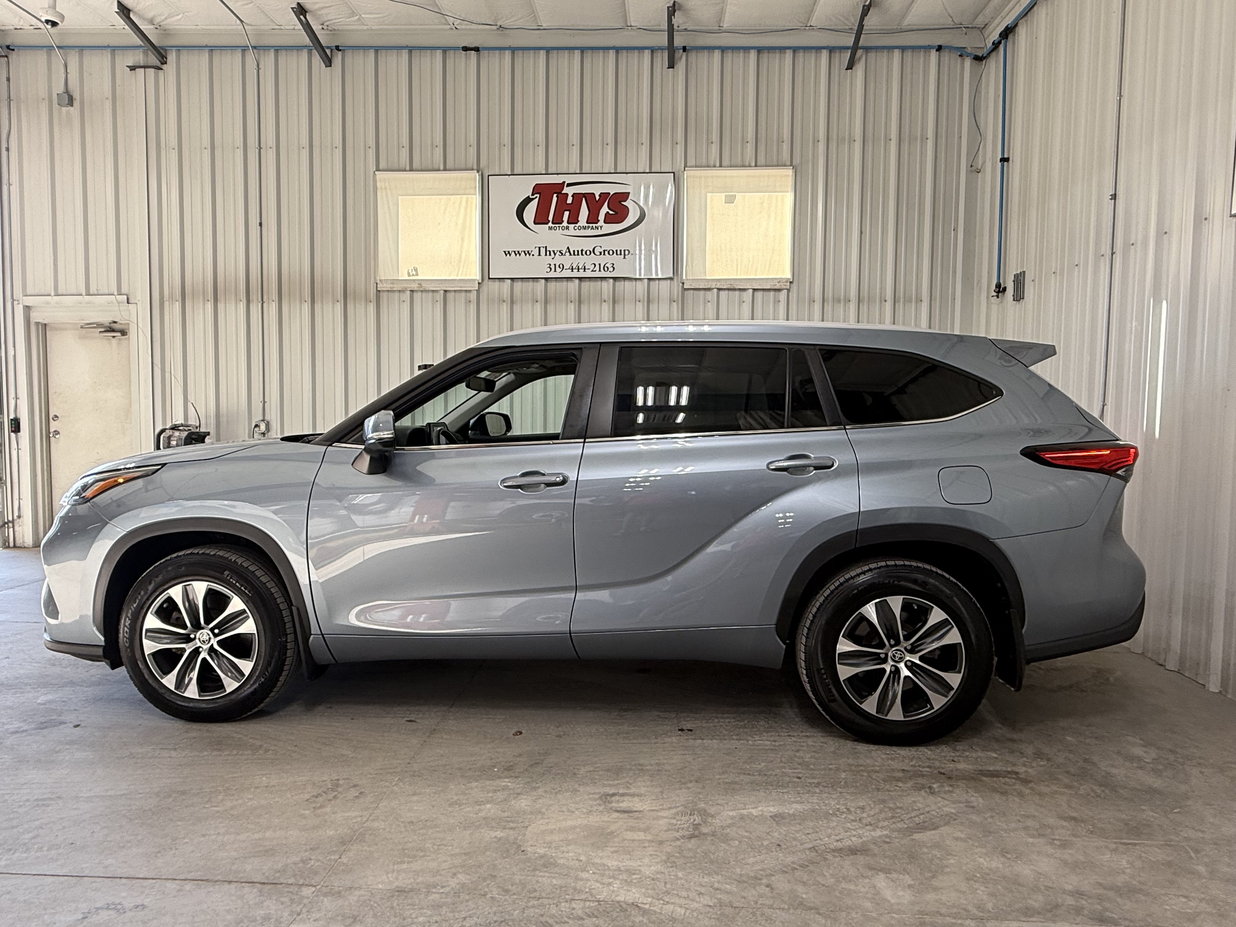 Used 2023 Toyota Highlander XLE AWD/4WD image 15
