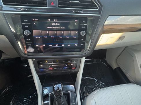 Used 2024 Volkswagen Tiguan SE w/ Panoramic Sunroof Package image 12
