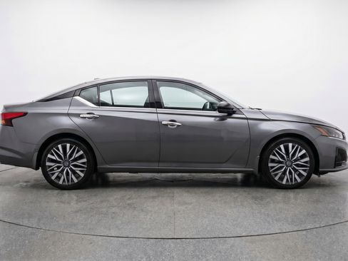 Used 2025 Nissan Altima 2.5 SV FWD image 11