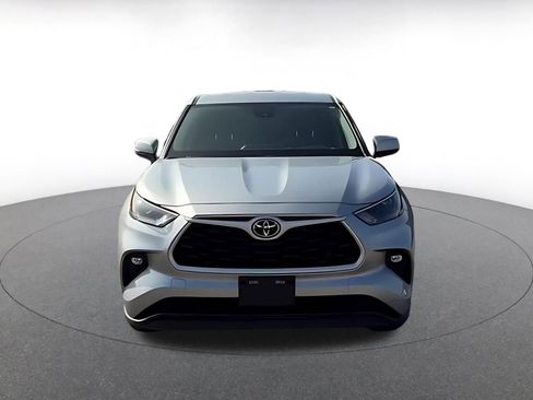 Used 2025 Toyota Highlander LE image 4