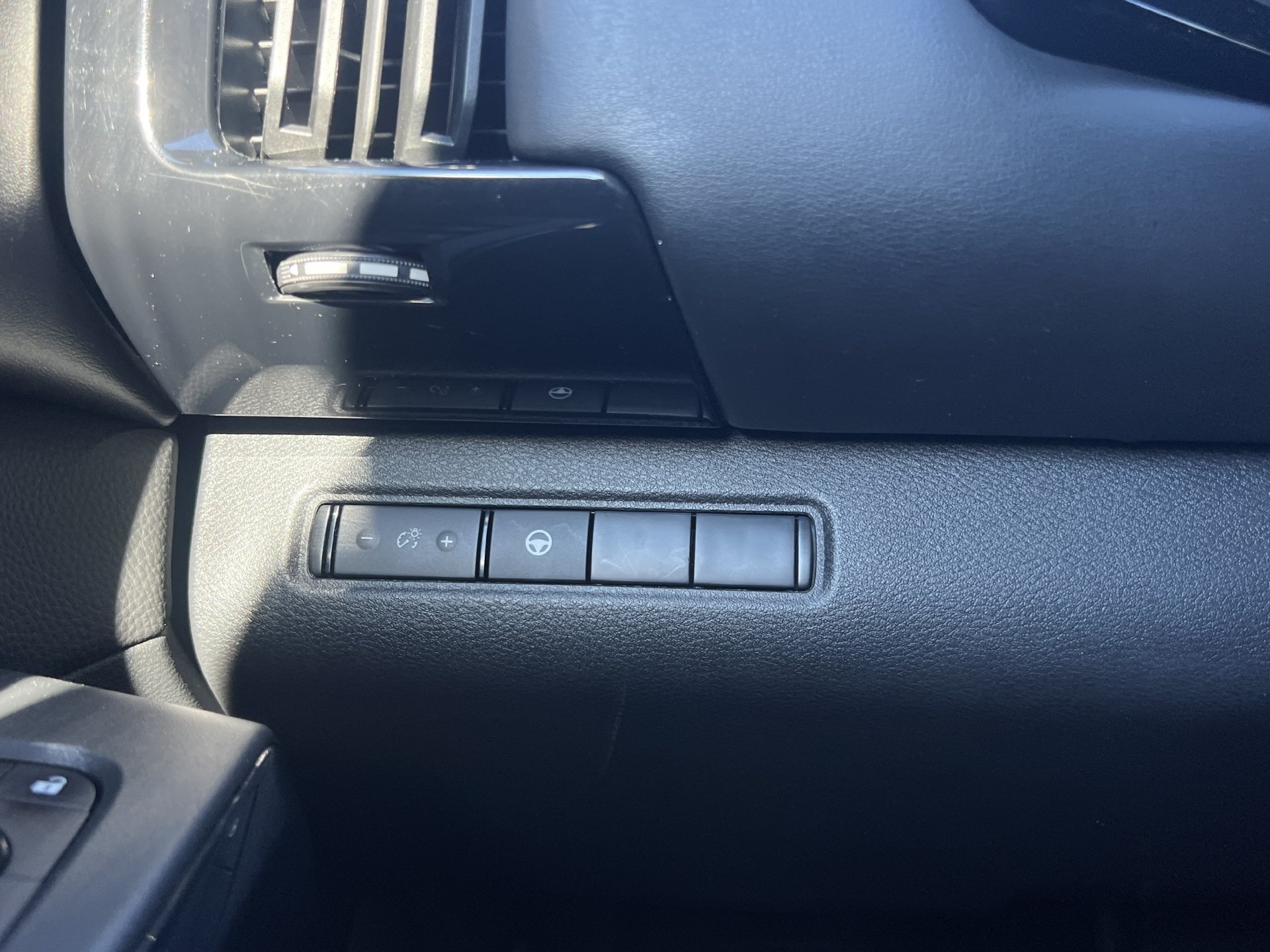 Used 2024 Nissan Pathfinder SV FWD image 13
