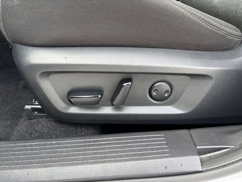 Used 2025 Nissan Rogue SV FWD image 21