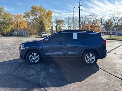 Used 2022 GMC Terrain SLE w/ Driver Convenience Package image 2
