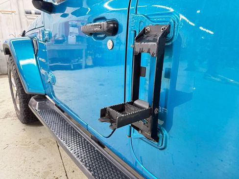 Used 2019 Jeep Wrangler Unlimited Sahara w/ Uconnect 4C Nav & Sound Group AWD/4WD image 4