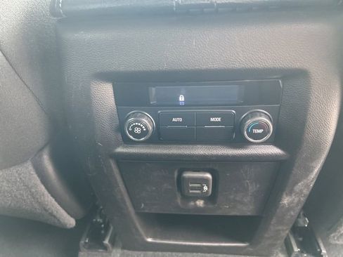 Used 2023 Chevrolet Traverse LT image 10