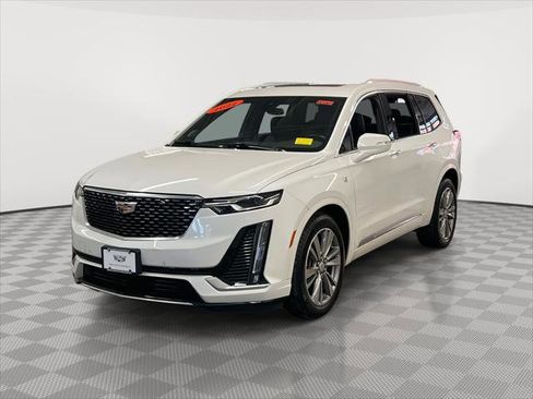 Used 2022 Cadillac XT6 Premium Luxury image 3