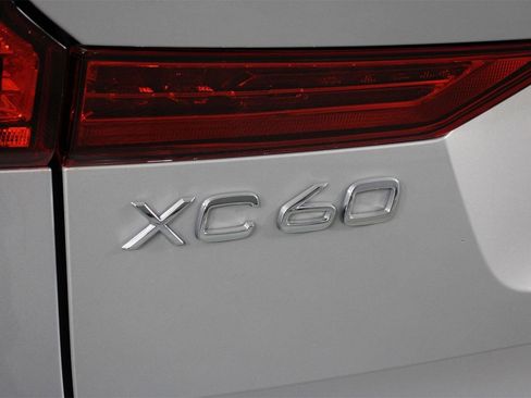 Certified 2025 Volvo XC60 B5 Plus image 19