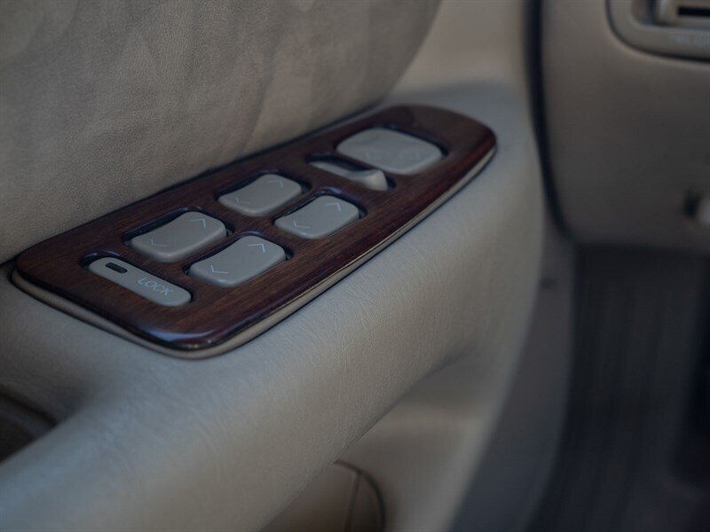 Used 1999 Cadillac Seville SLS w/ Personalization Pkg FWD image 36