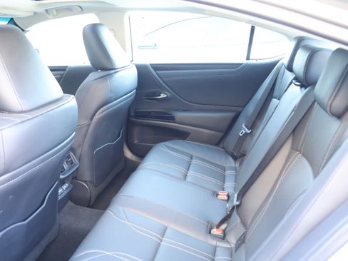 Used 2025 Lexus ES 300h w/ Luxury Package image 35