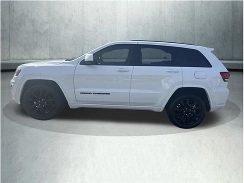 Used 2018 Jeep Grand Cherokee Altitude AWD/4WD image 2