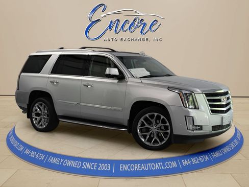 Used 2017 Cadillac Escalade Premium Luxury AWD/4WD image 7