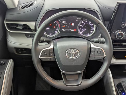 Used 2024 Toyota Highlander XLE image 16