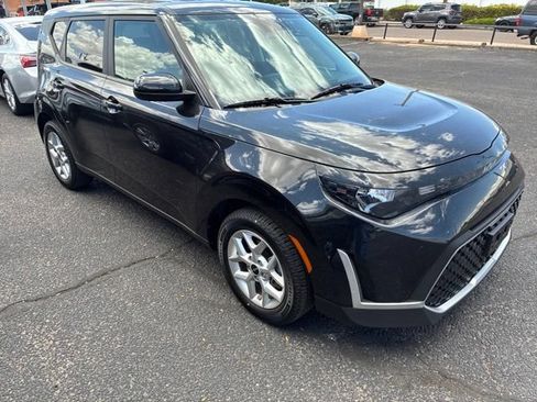 Used 2023 Kia Soul LX w/ LX Technology Package FWD image 2