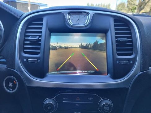 Used 2017 Chrysler 300 C image 18