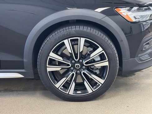 Used 2025 Volvo V60 B5 Cross Country Ultra w/ Protection Package Premier AWD/4WD image 4