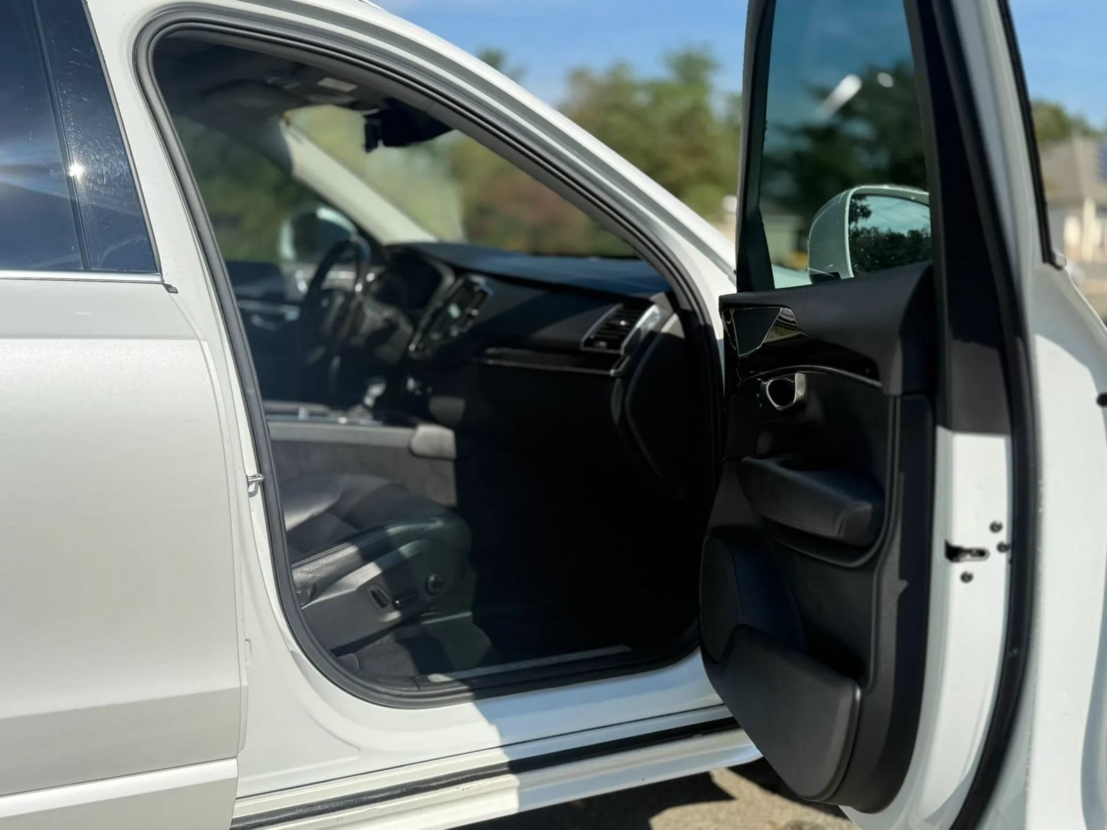 Used 2018 Volvo XC90 T6 Momentum w/ Momentum Plus Package AWD/4WD image 23