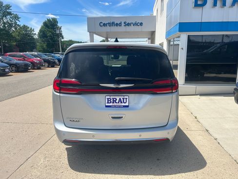 Used 2024 Chrysler Pacifica Touring-L FWD image 7