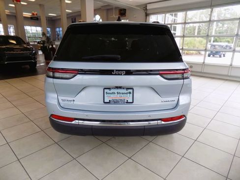 Certified 2024 Jeep Grand Cherokee Laredo RWD image 6