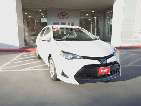 Used 2019 Toyota Corolla LE image 2
