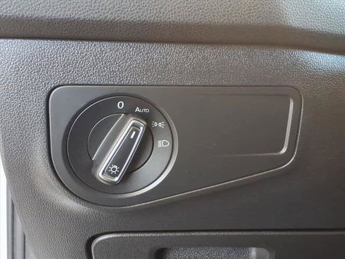 Used 2022 Volkswagen Tiguan SE image 11